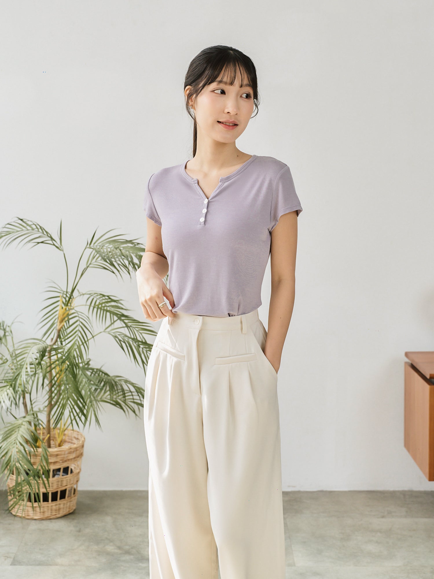柔軟小V領上衣