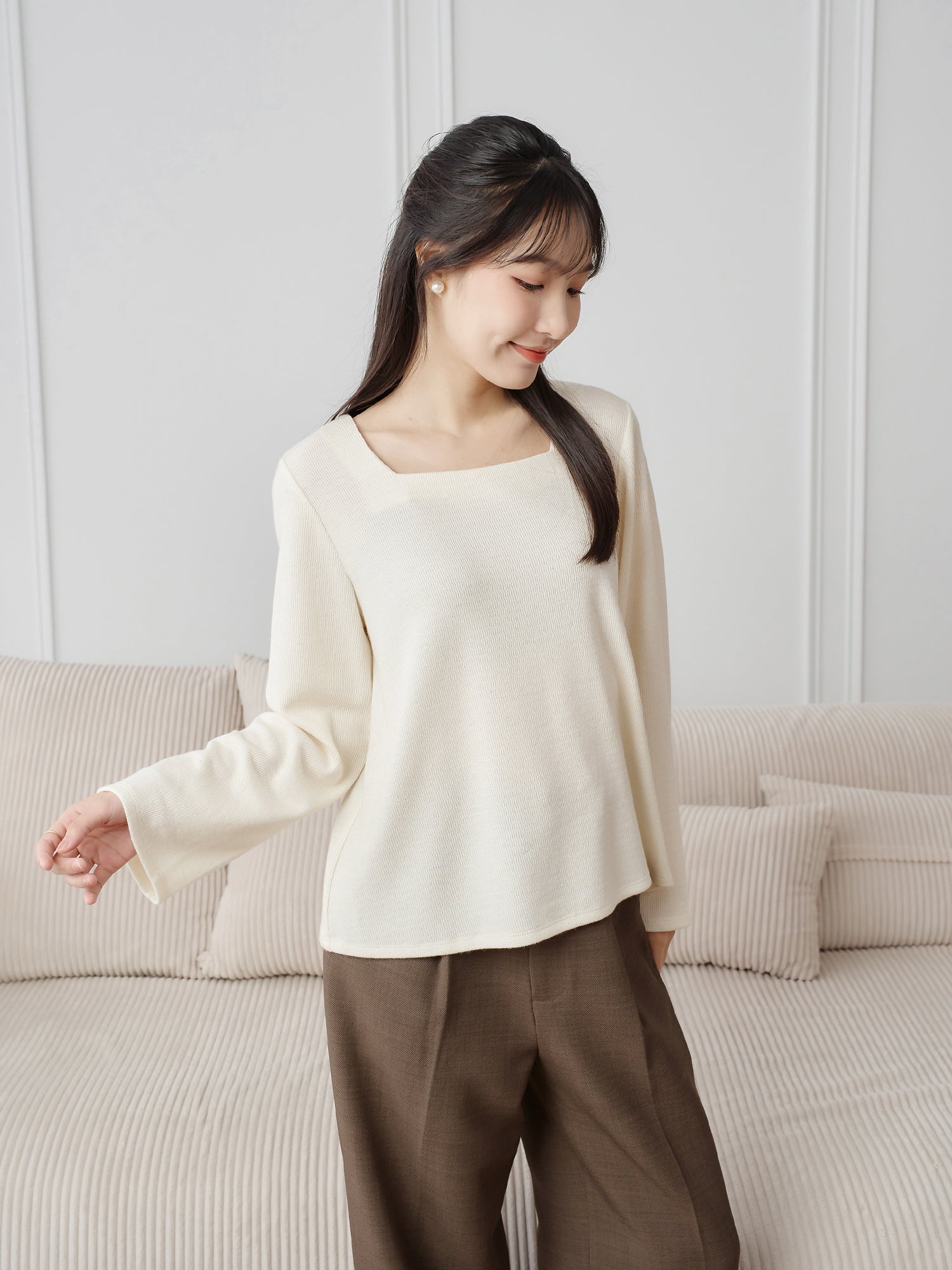 方領微喇叭袖上衣