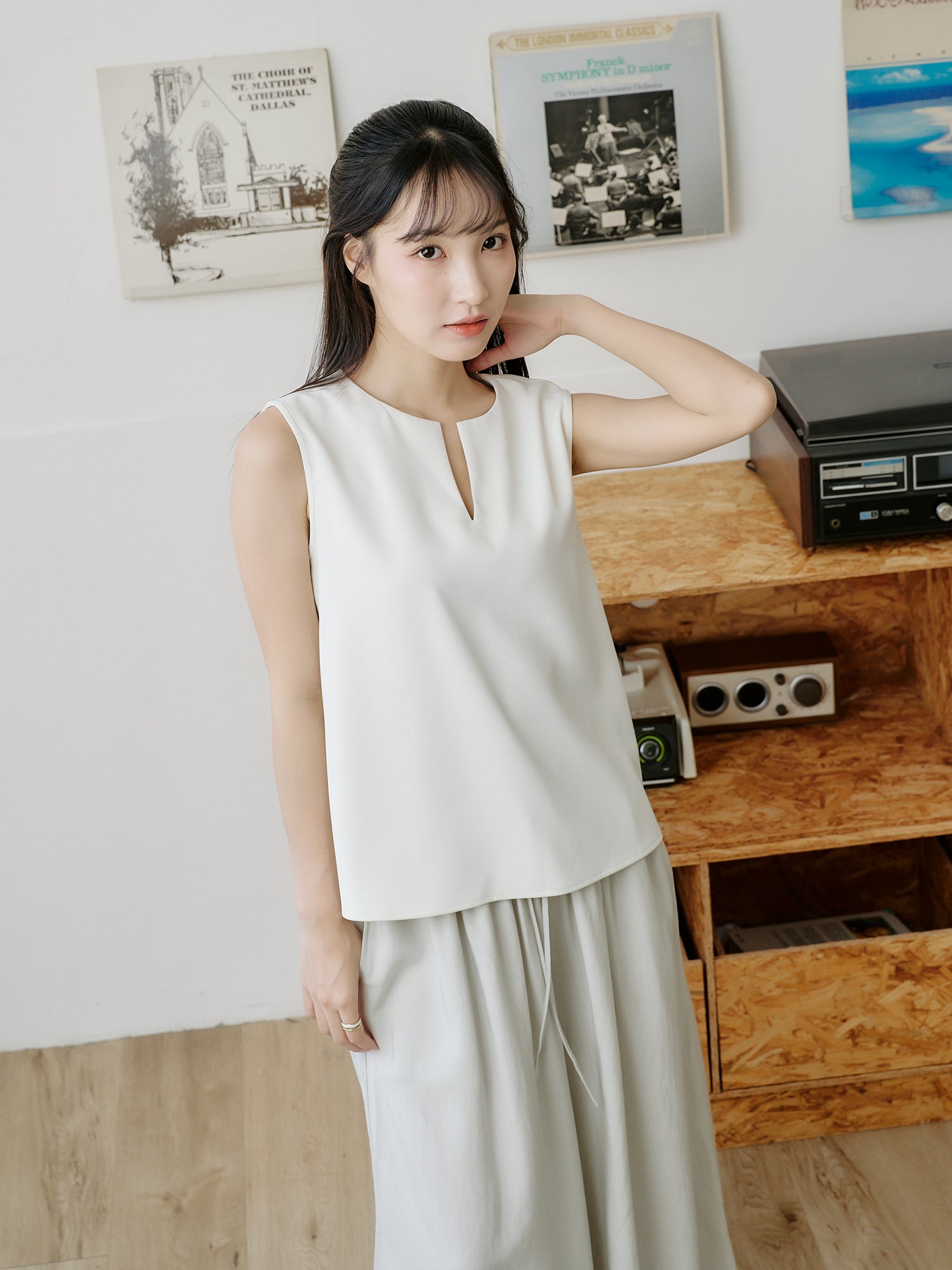 小V領無袖上衣