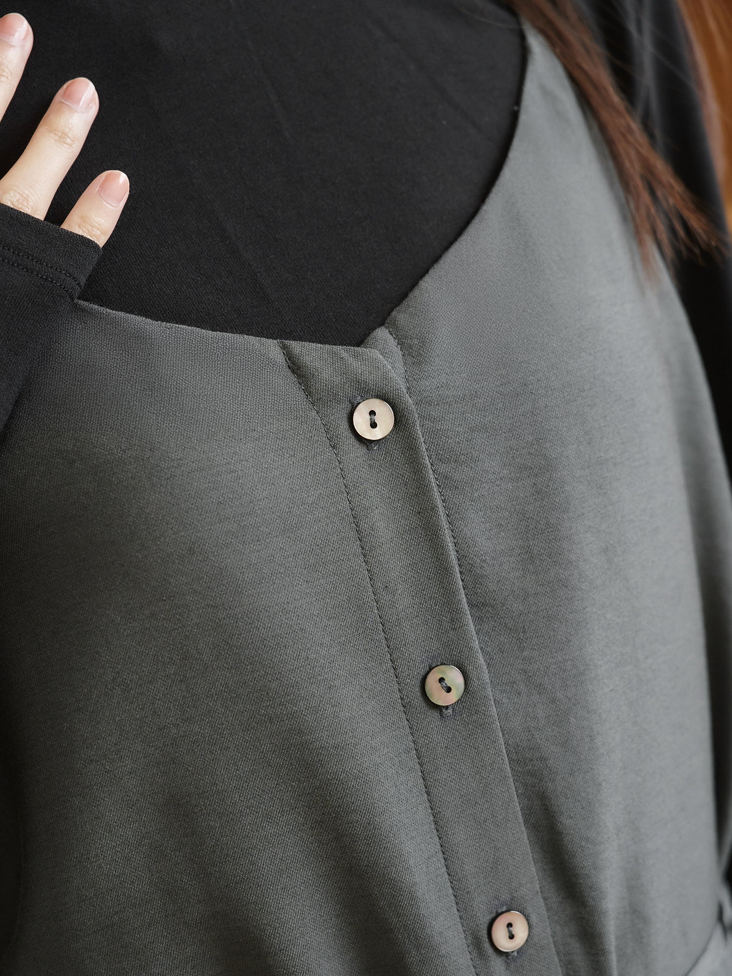 側開衩排扣吊帶裙