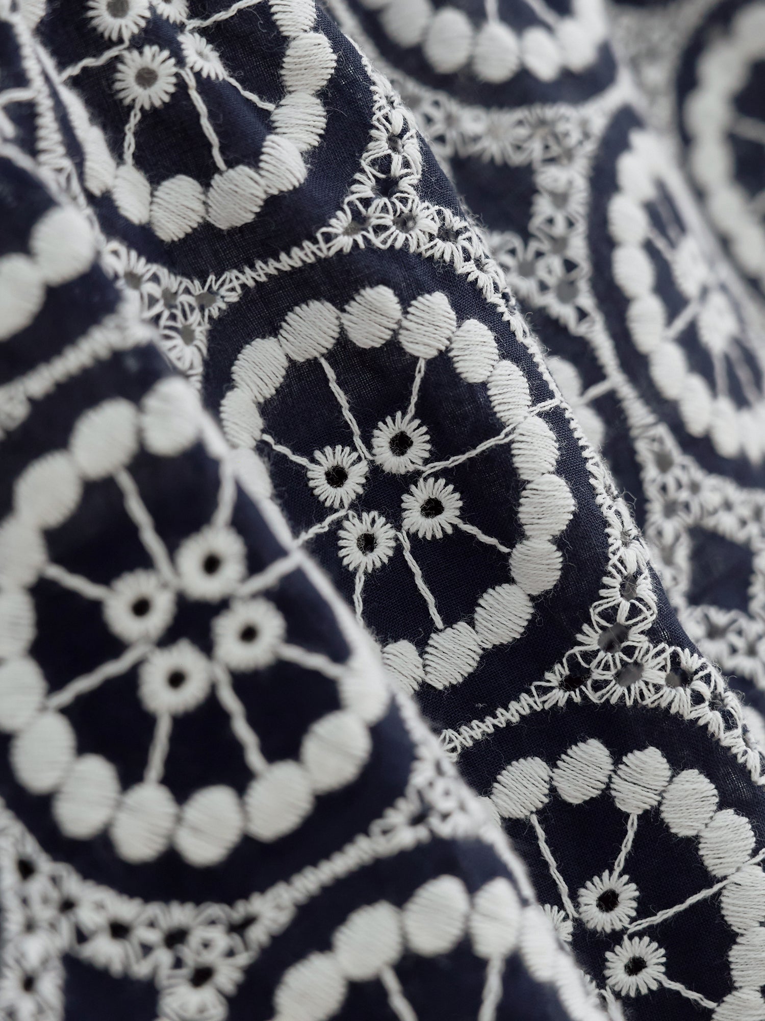 圈圈刺繡吊帶上衣