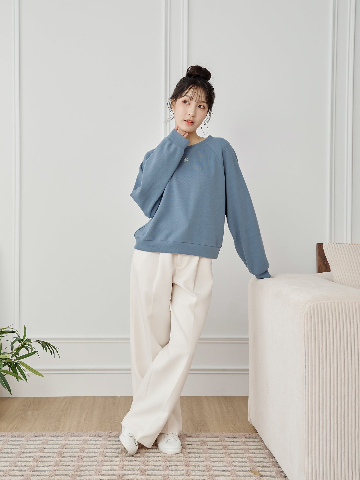 Raglan Sleeve Logo Sweatshirt