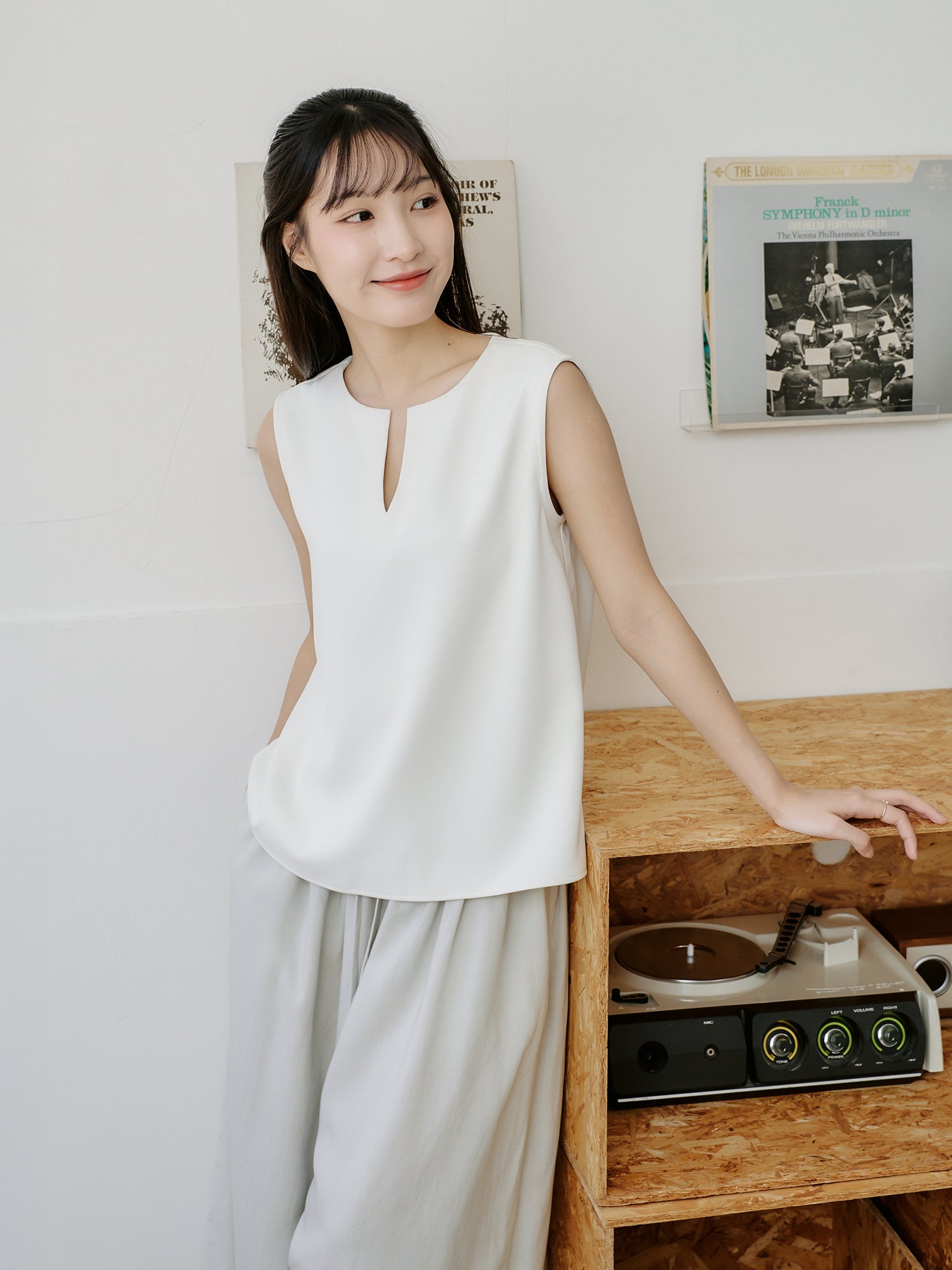 小V領無袖上衣