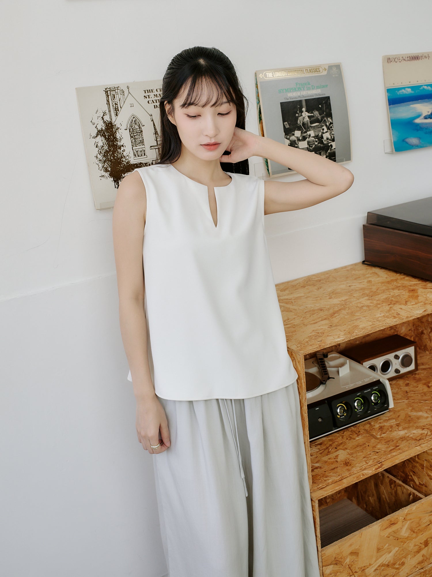 小V領無袖上衣
