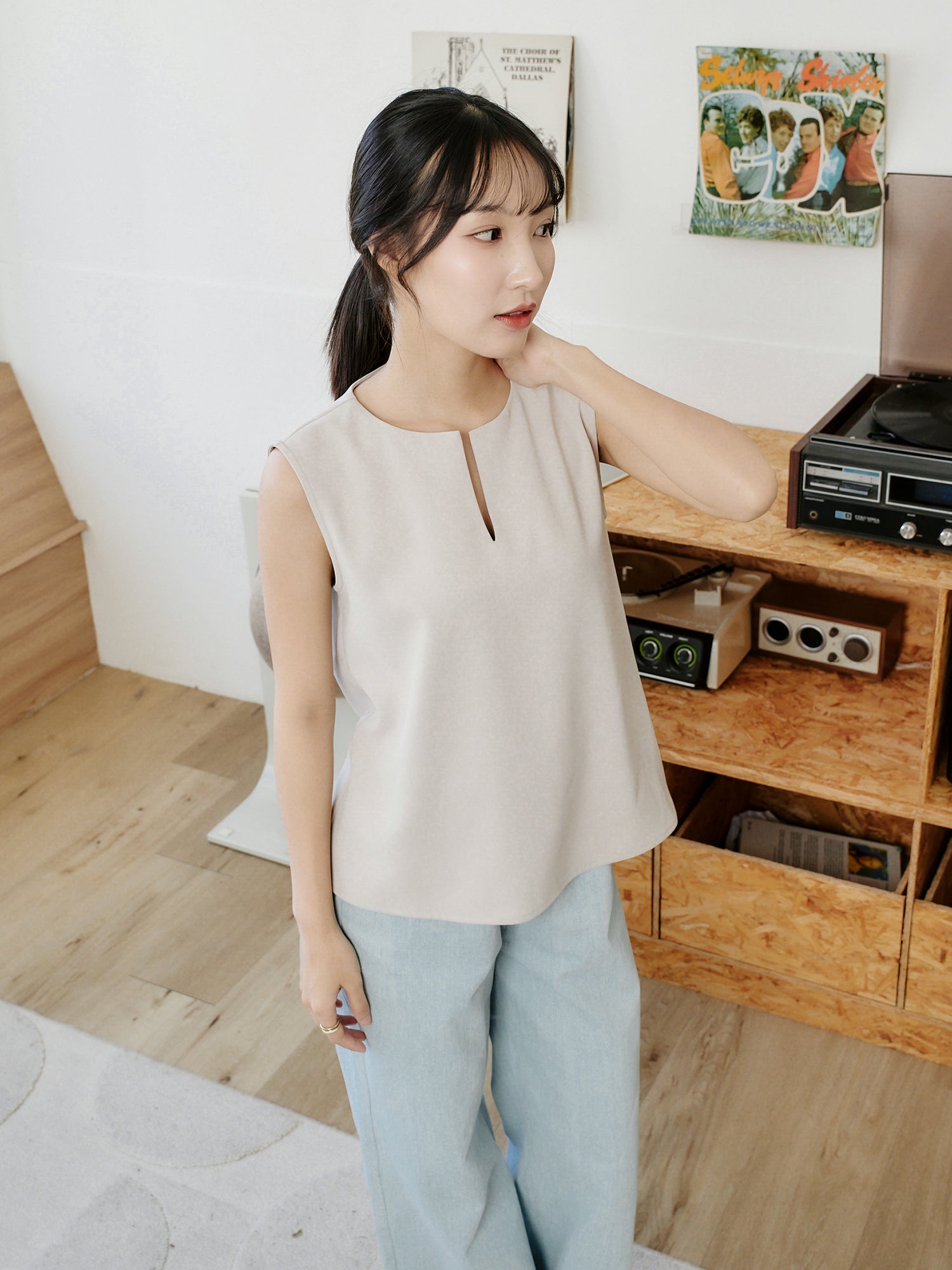 小V領無袖上衣
